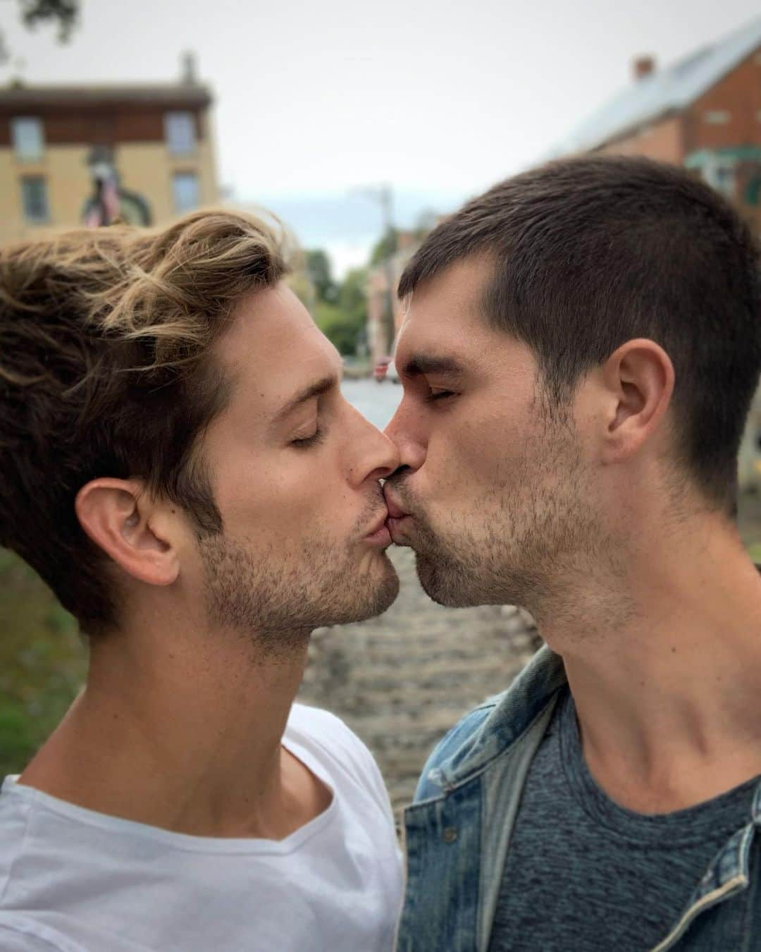 マックス・エマーソンさんのインスタグラム写真 - (マックス・エマーソンInstagram)「Is it weird to sometimes pretend I’m making out with Latino @pete.buttigieg ??」9月15日 4時31分 - maxisms