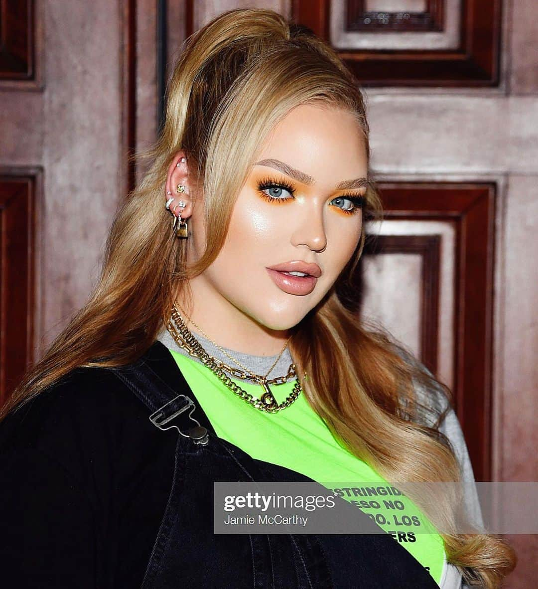 NikkieTutorialsさんのインスタグラム写真 - (NikkieTutorialsInstagram)「the D on my necklace is for ___ ✨ comment down below! 😇」9月15日 4時48分 - nikkietutorials