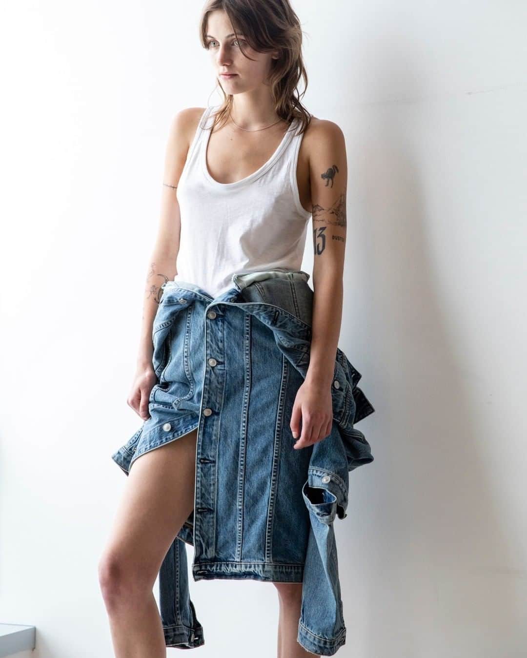 ハドソンのインスタグラム：「Today a skirt, tomorrow a coat. Transitional style at its finest. #HudsonJeans」