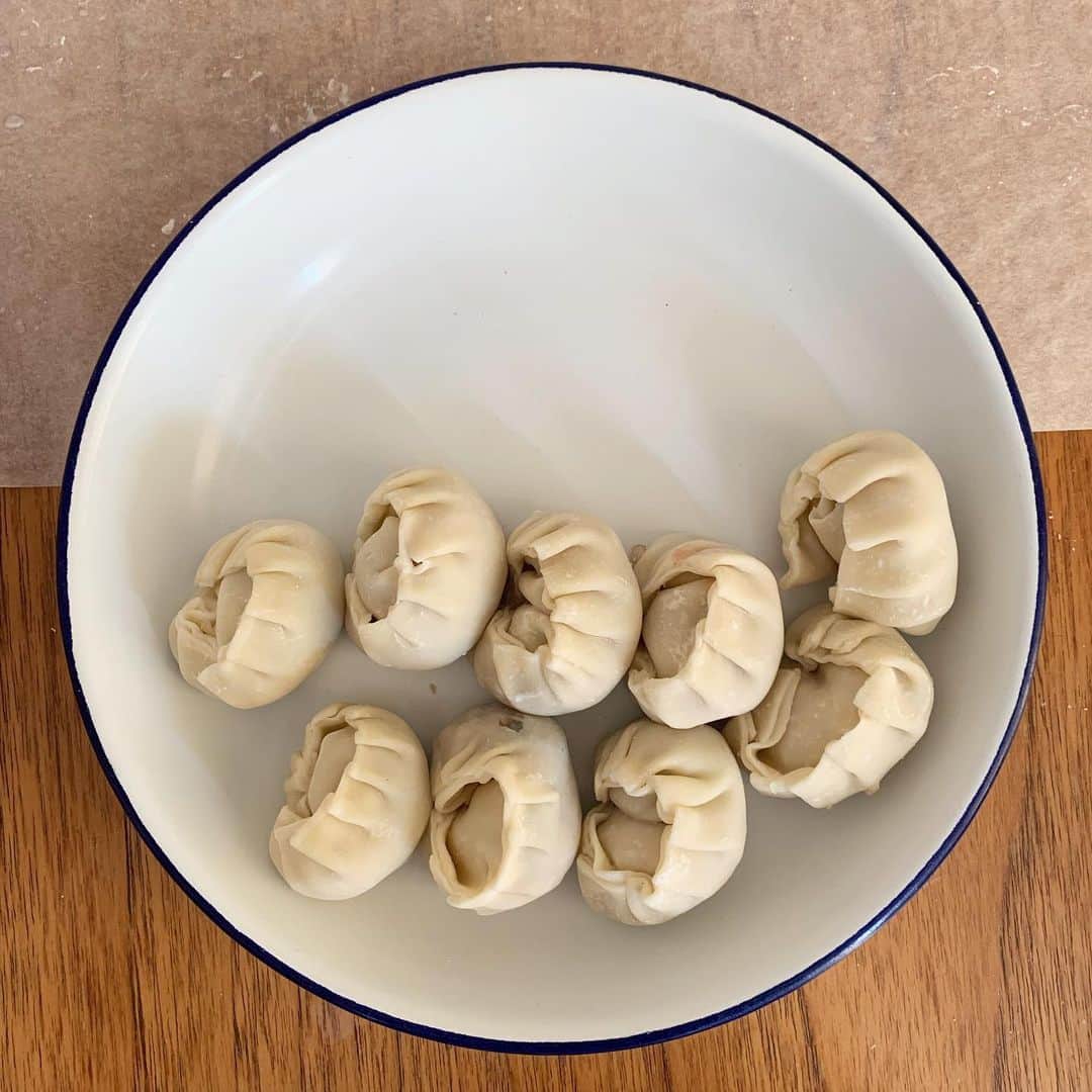 MEGのインスタグラム：「ついつい更新ができておりませんでした。。今日は友人宅でキッズ達と餃子作り。具は３種、普通のと、ポテサラコーンチーズ、水餃子用の海老 🥟🥟🥟🥟🥟🥟🥟 美味しかった。」