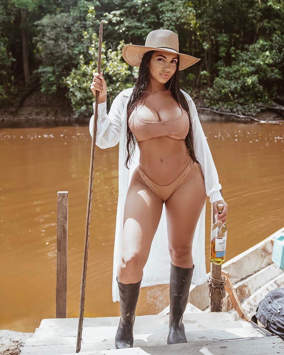 Aylen Aのインスタグラム：「All I need in the amazon are my boots and my @theglenlivet 🦎🐟🦜」