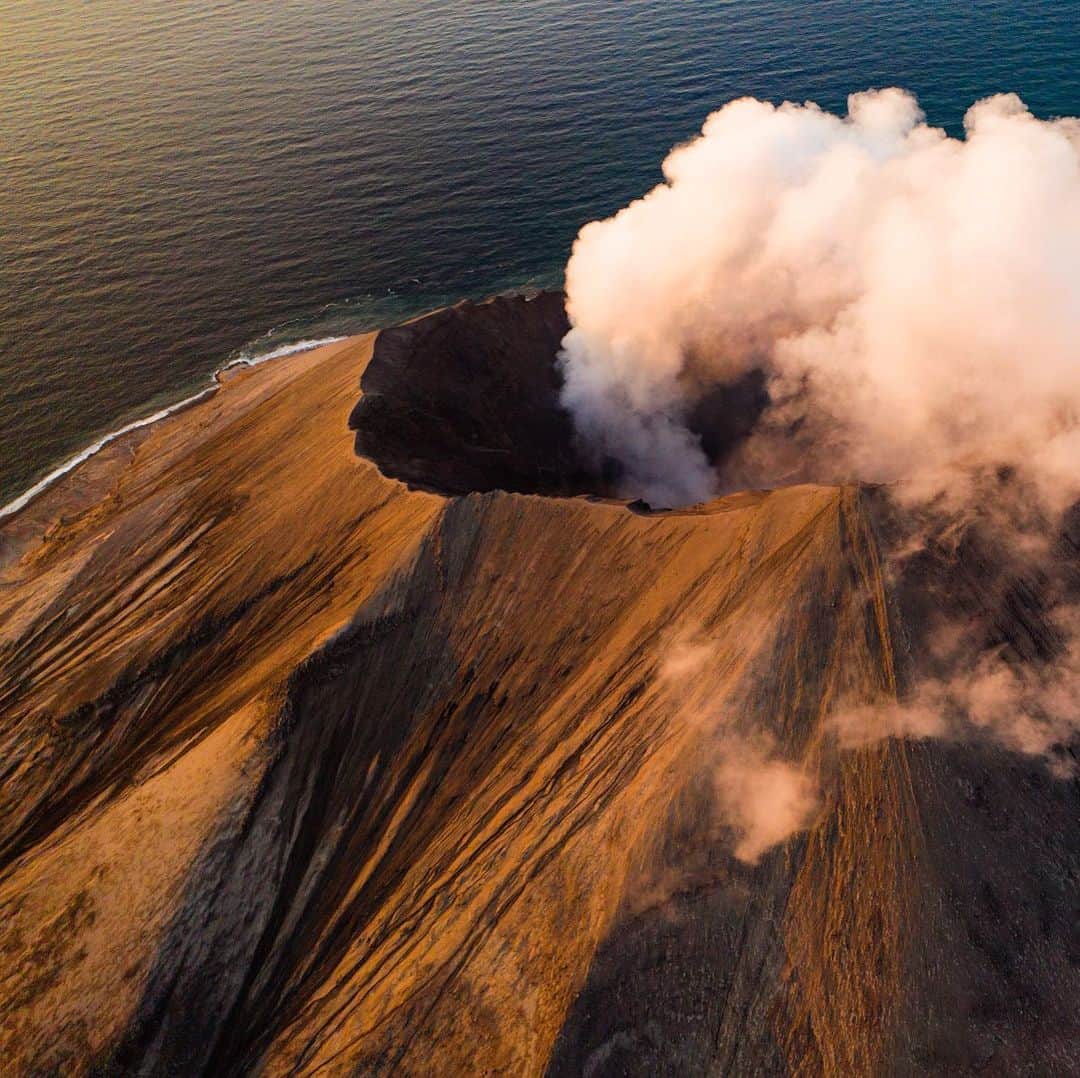クリス・バーカードのインスタグラム：「The rim of Raikoke volcano just a week after its eruption. A once green and lush environment turned completely uninhabitable in a matter of moments.. possibly seconds. On one hand new land formations were created, extending the shoreline by hundreds of feet.. essentially the island itself was growing. On the other hand.. an unimaginable death toll to all animal species living on or near the island. Ultimately a not so microcosm of the circle of life. It will be interesting to watch this island and see the changes it makes in the years to come & how quickly life returns.」