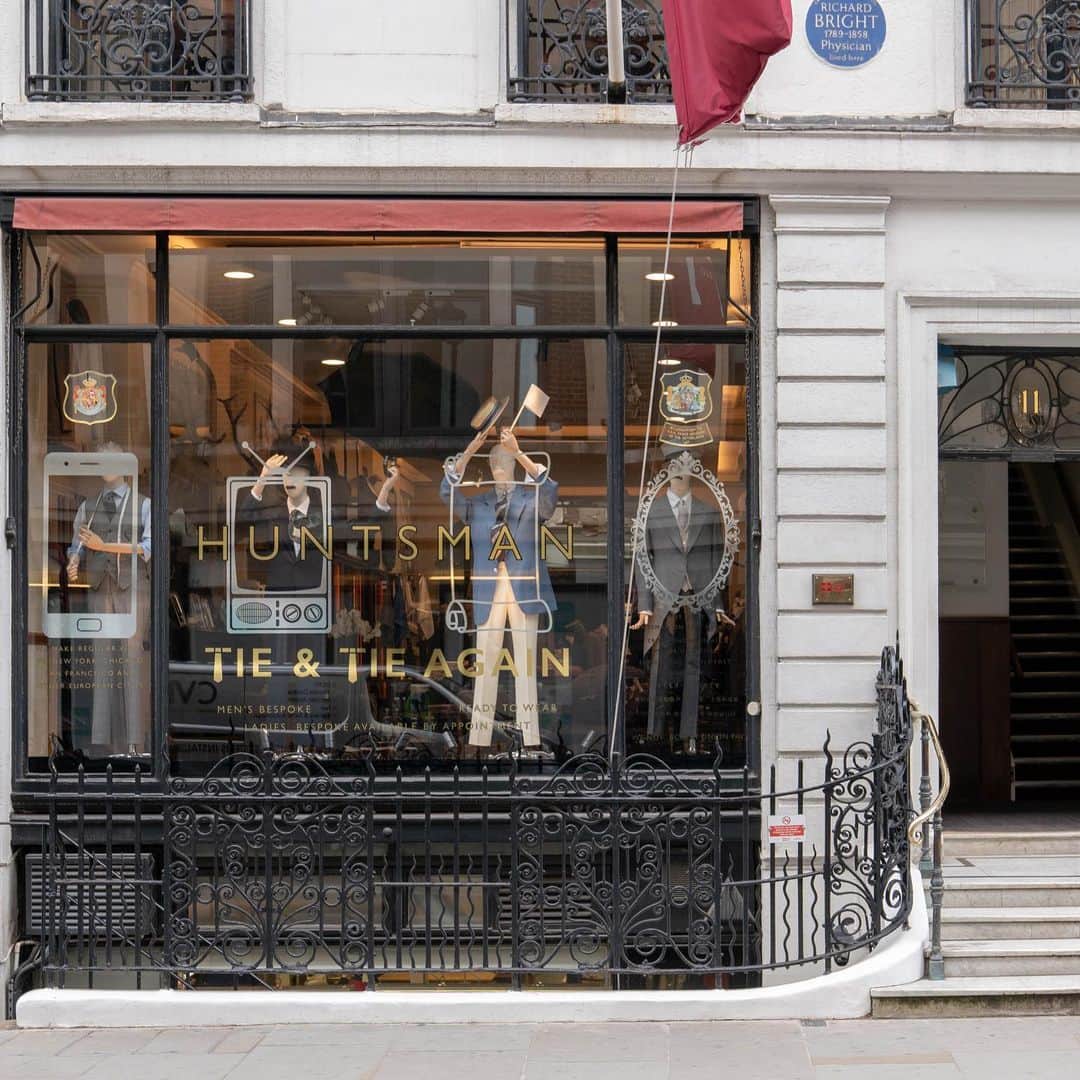 のインスタグラム：「Have you seen the latest window display at 11 Savile Row yet? This month we’re celebrating the launch of our new ties, with over 185 exclusive designs, our most comprehensive collection to date. Tie & Tie again, Huntsman has neckwear for every occasion.  #HuntsmanSavileRow #ties」