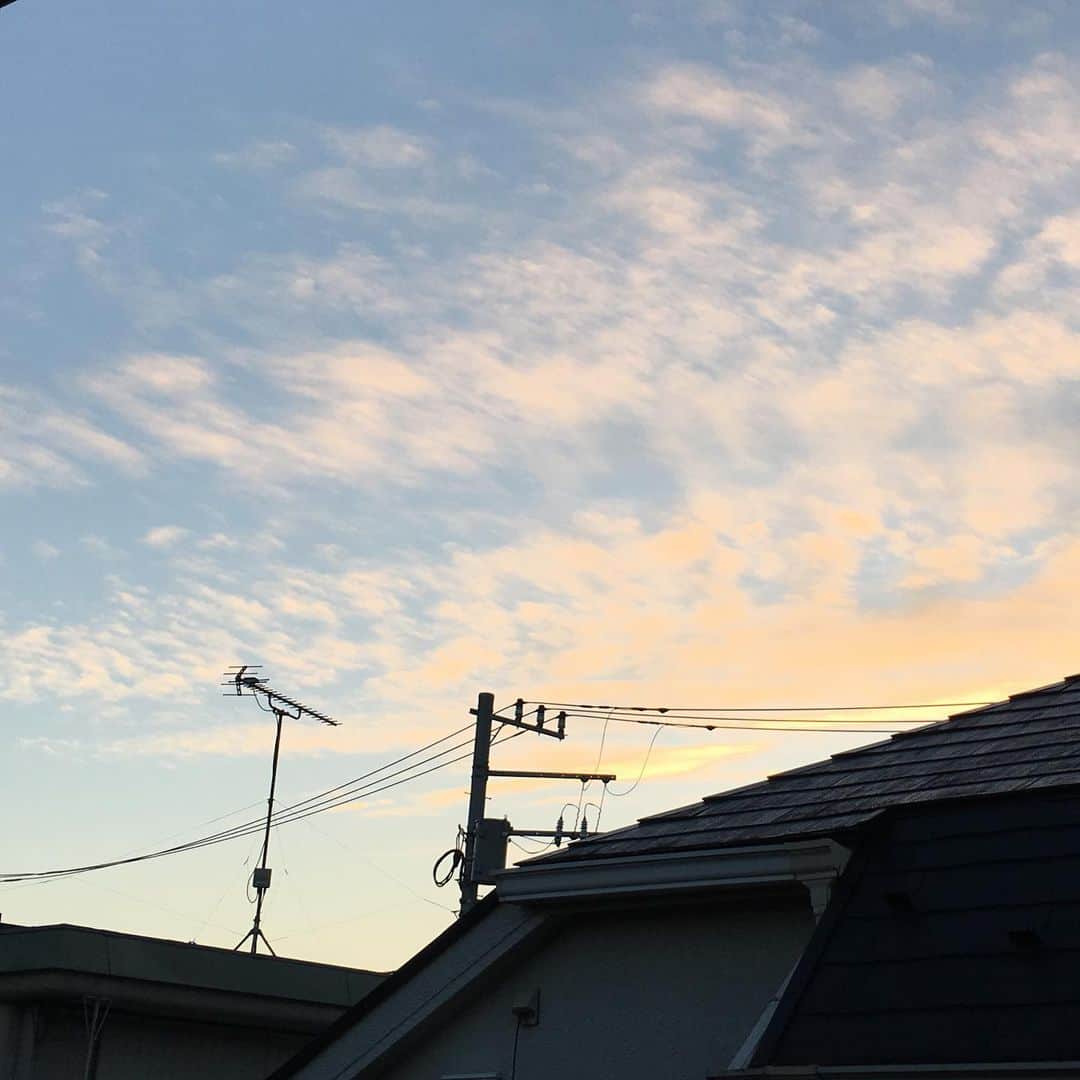 石榑亜紀子さんのインスタグラム写真 - (石榑亜紀子Instagram)「おはようございます ほんわりピンク色に彩られた 朝焼けがきれいな朝です 少し肌寒いくらい… 風邪ひきませんように  #きょうの空 #秋 #朝焼け #ピンク色 #きょうの雲 #いまそら #空 #cloud #sky #instasky #tokyo #instagood  #ランナー #ランニング部  #走る気象予報士 #アスリートフードマイスター2級」9月15日 5時45分 - guregure_46