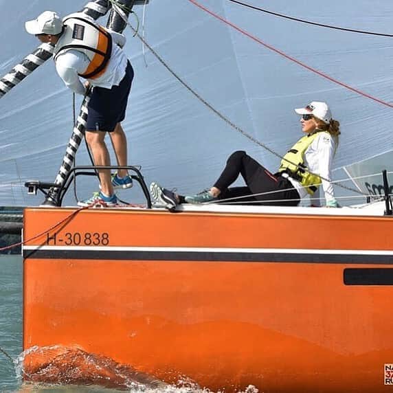 ホフマン・ノーラのインスタグラム：「Saturday work🤗🥰😎#competitionon #fantomsailingteam #nau370run 📸Mag Andrea #lifewithstyle」