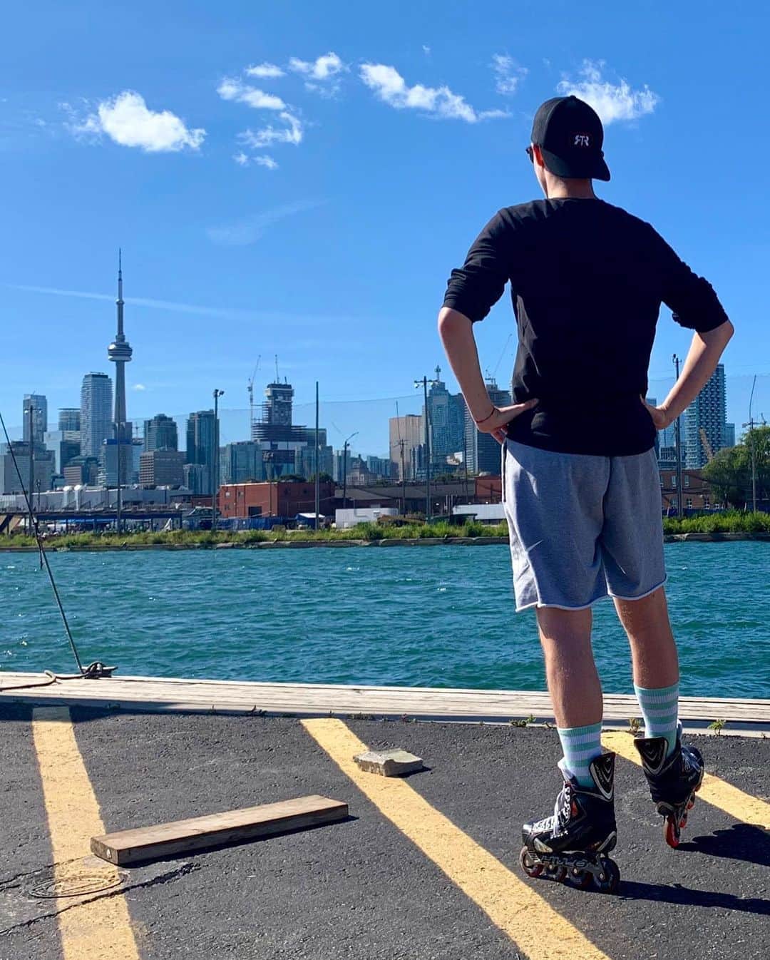 ジェレミー・アボットのインスタグラム：「Cross training in preparation for @rocktherinktour heading out west tomorrow to start rehearsals! Who is as excited as I am? Ps. Clock those mint green socks!」