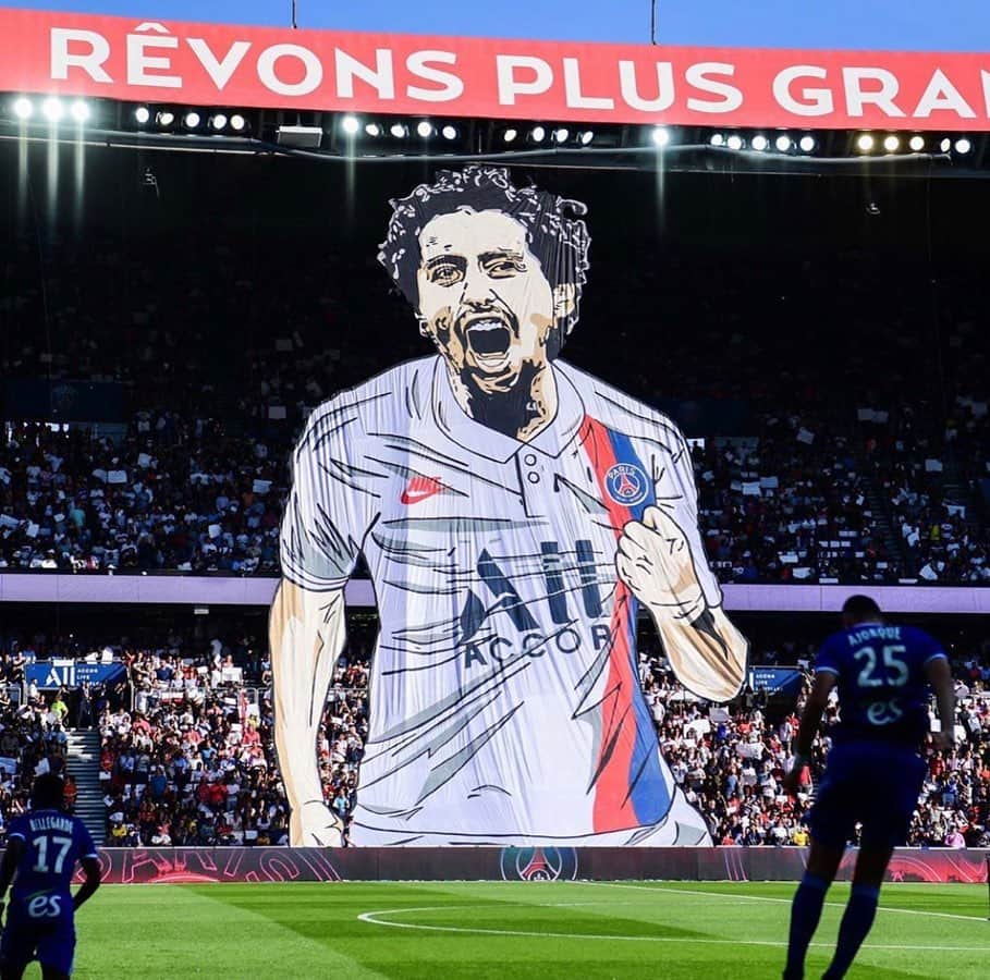 マルコス・アオアス・コレアのインスタグラム：「🇫🇷 Quel plaisir 😍 Un grand honore et une grande fierté pour moi et toute ma famille! Lancement du 3ème maillot, victoire et le plus beau tifo de toute la vie! 👏🏽 Merci @psg , merci les supporters et merci @nikefootball 🔴🔵 | 🇧🇷 Que prazer 😍 Uma grande honra e uma grande alegria pra mim e toda minha família! Lançamento da 3 camisa, vitoria e o mosaico mais lindo de toda a minha vida! 👏🏽 Obrigado @psg , obrigado aos torcedores e obrigado @nikefootball 🔴🔵 #IciCestParis」
