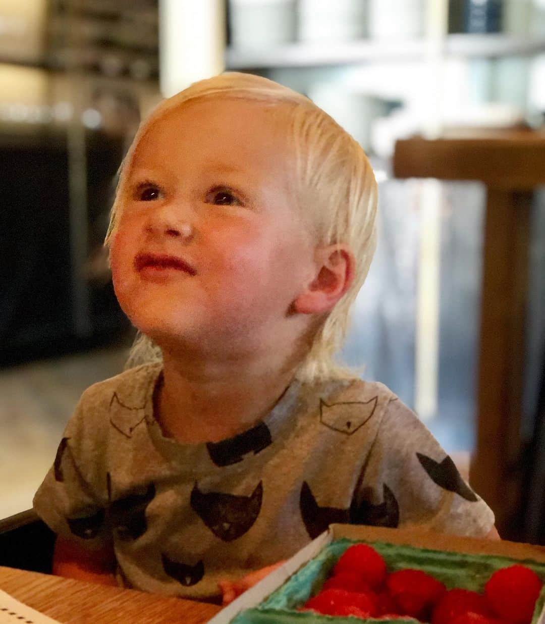 トリ・スペリングさんのインスタグラム写真 - (トリ・スペリングInstagram)「He came, he saw, he conquered the farmers market... - Beau is super proud of the fresh berries he picked out at our local farmers market today. Love seeing him enjoy local and organic and healthy treats like the beautiful berries we got today. #momwin #toddlergoals #berries #organic #farmersmarket #imtryingtoeatandshewontstoptakingpictures」9月15日 5時47分 - torispelling