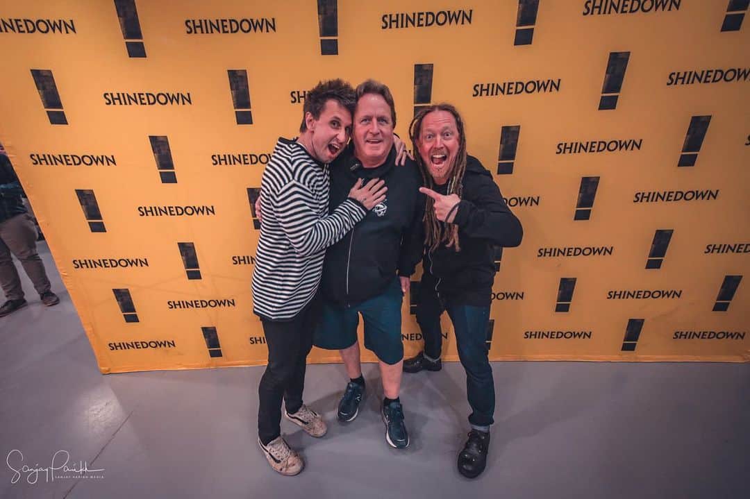 Shinedownさんのインスタグラム写真 - (ShinedownInstagram)「Shoutout to our incredible team behind the scenes!!! Couldn’t do what we do without our crew... It takes a village and this represents half of the badass men and women who are the heart of this machine working on both sides of the curtain🤘Just three days till we’re all back at it... . . 📷 @sanjayparikhphoto  #SDshoutout #shoutoutsaturday #attnattnworldtour」9月15日 5時50分 - shinedown