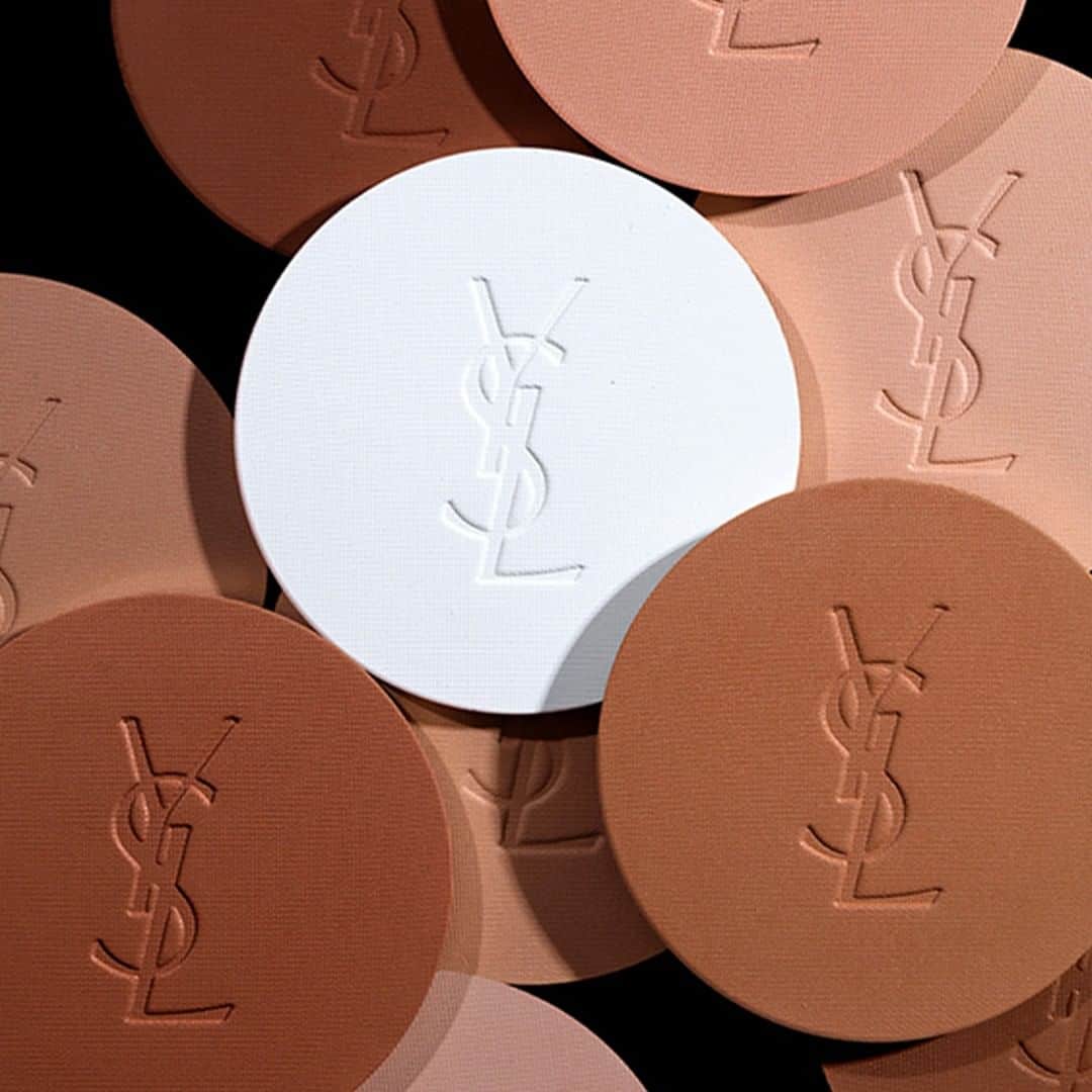 Yves Saint Laurent Beautyさんのインスタグラム写真 - (Yves Saint Laurent BeautyInstagram)「Kill shine, not style, with 12 shades of the ultimate matte finish:  ALL HOURS SETTING POWDER #yslbeauty #allhours #settingpowder #covertheextramile」9月14日 21時00分 - yslbeauty