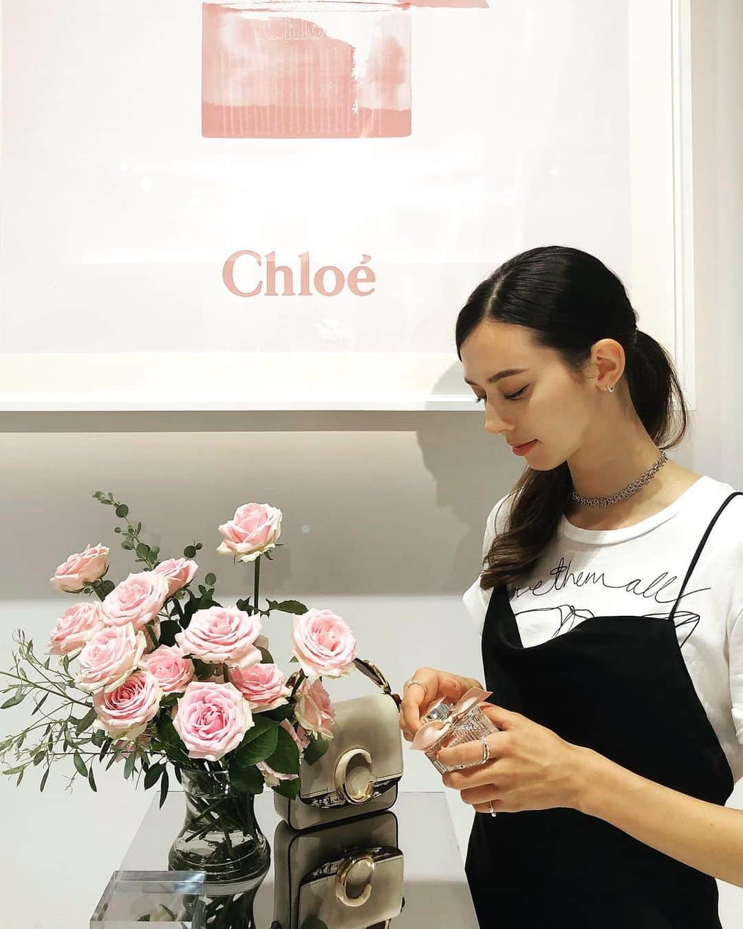 ALEXAさんのインスタグラム写真 - (ALEXAInstagram)「Citrusy rose, patchouli and a hint of musk 💗 I personally really enjoy the new, fresh, girly edition of Chloe iconic perfume. Thank you #CHLOEgirls for last night~」9月14日 21時00分 - alexa_luczak