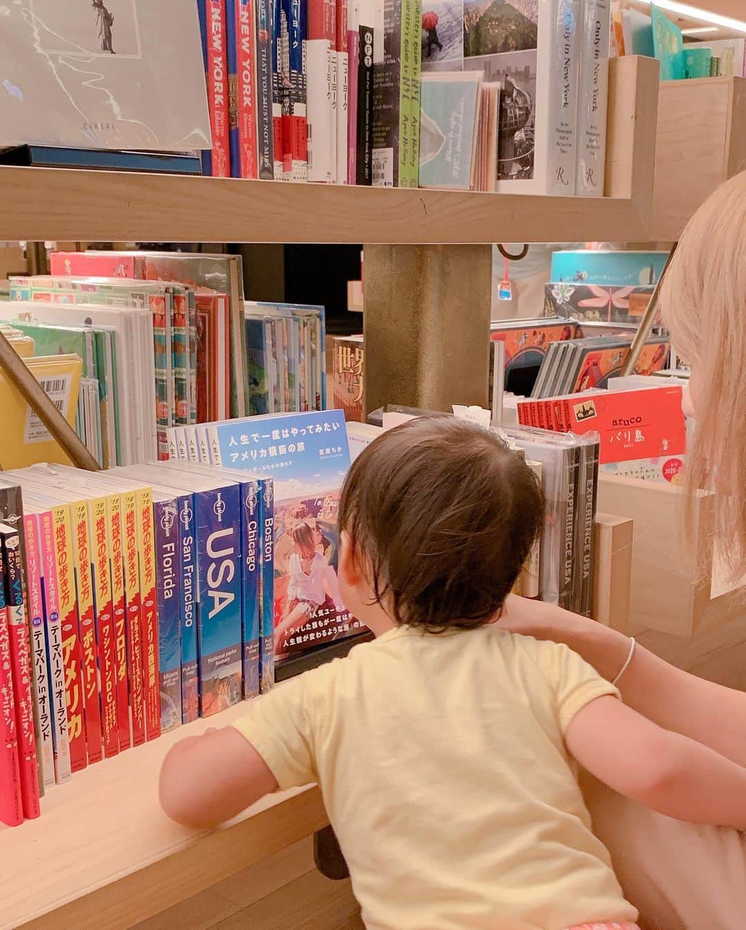 吉田ちかさんのインスタグラム写真 - (吉田ちかInstagram)「Who’s that?? Found our American road trip book at the beautiful Tsutaya bookstore in Ginza Six📚✨ swipe: with her recent surprised face Pudding is like, “wow, that’s you, mommy!”﻿ ﻿ だーれだ？！Ginza SIXのおしゃれ蔦屋さんでアメリカ横断の本を見つけました😊 #スワイプ (最近よくやる驚きフェイスをしながら)「おー！これママじゃん！」﻿ ﻿ #メルボルン本もそろそろリリース #出版イベント楽しみすぎる #昨日ラスベガス動画をアップしました❤️ #見てね」9月14日 20時57分 - bilingirl_chika