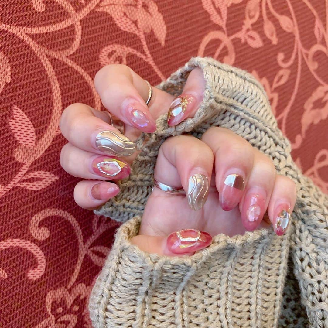 のインスタグラム：「♡♡ . . 今回のnail💓 . ピンク×シルバー💅💎 ストーンの感じもツボ🙈❤️ . . ちょっと秋を意識したネイルだよ〜💋 . . #nail #newnail #pinknail #ピンクネイル #ネイル #ピンク #mai___nail #ネイルデザイン #可愛い #ニュアンスネイル #ニュアンス #ニュアンスネイルデザイン #デザインネイル #ストーンネイル #ミラーネイル #秋ネイル」