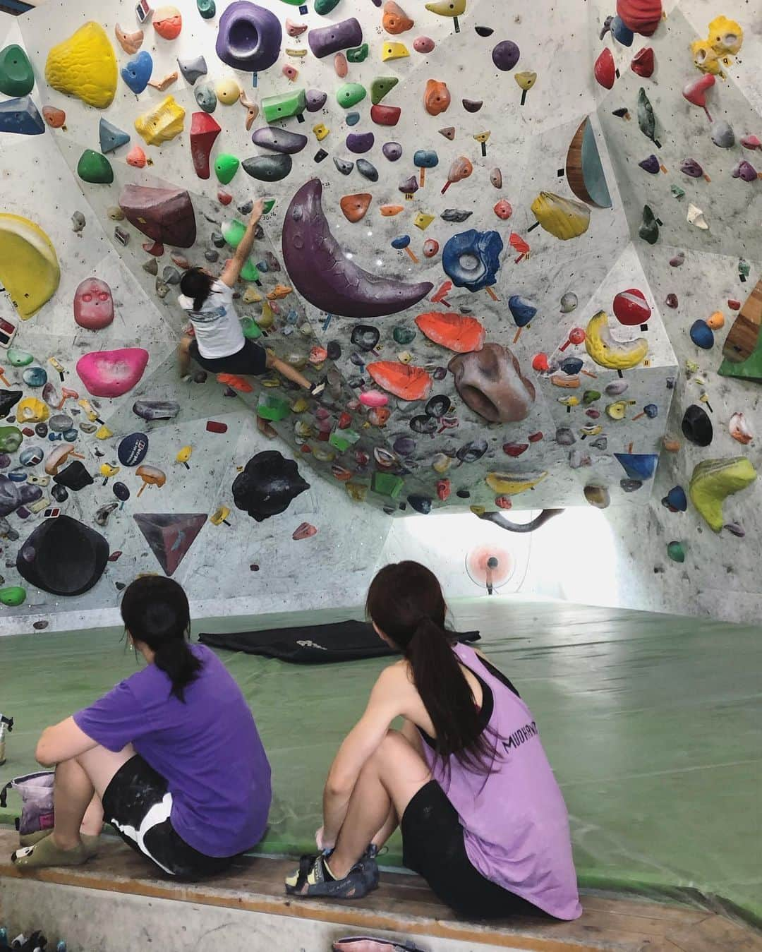 渡辺沙亜里さんのインスタグラム写真 - (渡辺沙亜里Instagram)「@climbing.tamanji がおらん…笑 なんやかんや集まってガチ女子セッション🙆‍♀️💕 レッドブルアシュラ前にお互いの調子を図るいい機会になりました(￣∀￣) 負けねーぞーーーーー！！ 数馬が作ってくれた課題全てmapに残してあるのでレッツチャレンジ🙌🏻✨ #ziprock #ガチ女子 #仲良しだからこその #ガチマ」9月14日 21時02分 - saari_watanabe