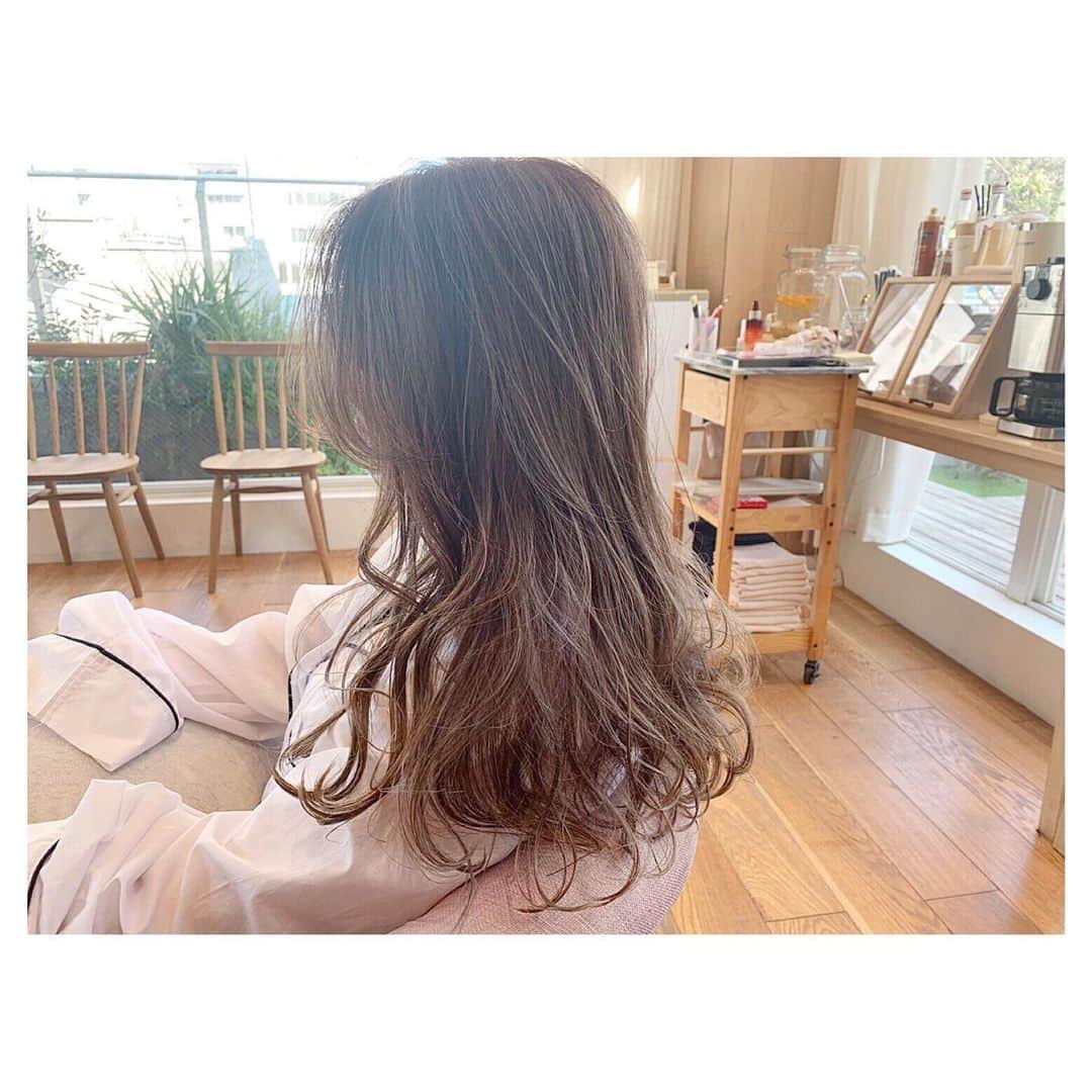 前原穂高のインスタグラム：「人生の大事なときに選ばれる美容師って嬉しいよね😍 この写真のお客様は結婚式1週間前に来てくれたから 日取りに合わせて退色を考えながらカラーしたよ✨ ヘアアレンジの立体感がわかりやすいような細かいハイライトも👍 いい挙式になったかなー。おめでとうございます㊗️ ㅤㅤㅤ #ヘア #ヘアカラー #ヘアアレンジ #ヘアスタイル #ヘアメイク #ヘアセット #アレンジ #スタイリング #ほだかっと #ほだからー #ヘアサロン #サロン #美容室 #hair #hairstyle #haircolor @violet_hairsalon #美容室violet」