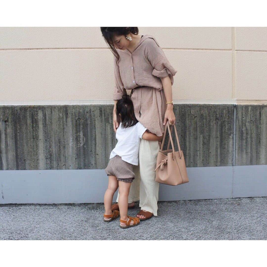nanaさんのインスタグラム写真 - (nanaInstagram)「* ベージュな親子👩🏻👧🏻♡ (髪切る前の写真🙄) * ママぁー！って。 ずっとママラブでいて欲しい🙈💕 * * 最近インスタでよく見かける @miror_jp の占い、私もやってみました！ * 家族3人の相性やこれからのこと占ってもらったよ🙈✨ (2枚目〜見てね☝︎) * 気になる娘との今後…🤣 「仲がいい時とそうでない時の差が激しい」🤣🤣🤣笑 * やはり女同士、ケンカしたりするようになるんだなぁ…🤣 * アドバイス通り、しっかり娘の意見を聞いて理解し合っていけるように母がんばります💪🏻 * * * #miror #pr #インターネット占い館miror #占い  #親子 #親子コーデ #おやこーで #ベージュコーデ #母娘コーデ #リンクコーデ #ママコーデ #娘コーデ #3歳 #キッズコーデ #子供服 #むすめふく #コーデ記録 #コーデ #fifth #fifthtl #gu #petitmain #outfit #ootd #locari」9月14日 21時13分 - nana7_photo