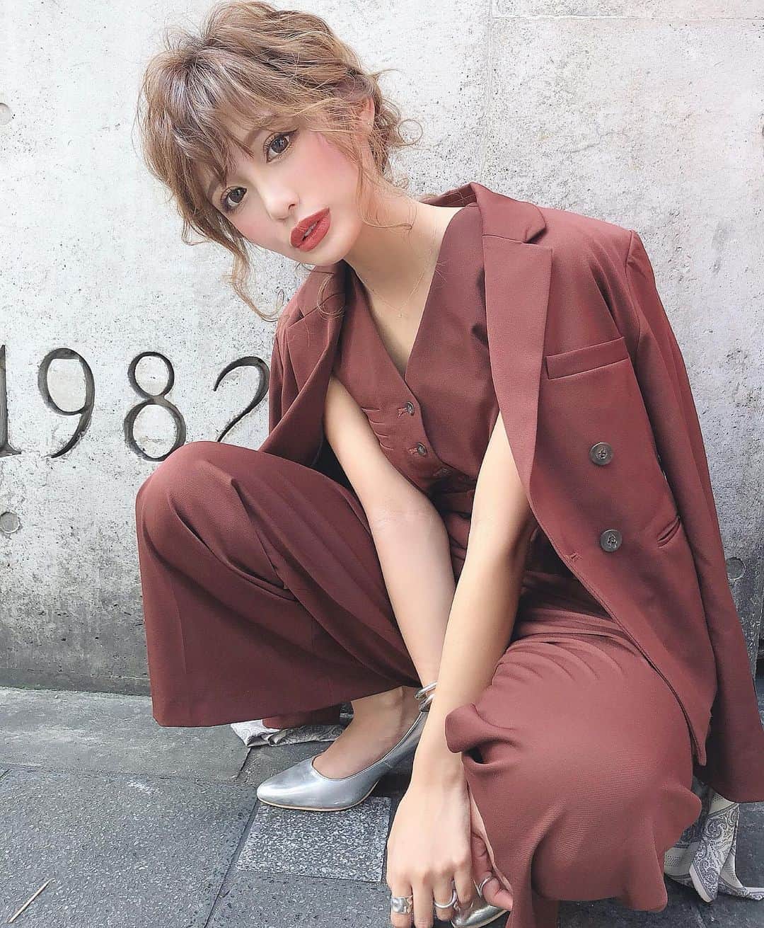 のインスタグラム：「. . 👗#みゆ服 詳細〜😊♡♬💕♪ . . jacket : @amerivintage setup : @amerivintage . hair arrange : @rabichepow.chihiro 🐰🍒 . . お呼ばれスタイルに限らず 私服で着たいと思って購入した Ameri のジャケットとセットアップ👖 . カーキも他とない色味で捨てがたかった😭❤︎ . . そして、ヘアアレンジは、ちーさん💓💜 . ゆるゆるの編みおろし！って言うたら 予想を遥かに上回る、可愛すぎる編みおろしが😭 . こんなにゆるゆるやのに、その日いちにち お家に帰るまで全くもって崩れんかった！ ( 式、披露宴、二次会、三次会、四次会 まで行ったのに😳 ) . . そしてなにより、 自分がコンプレックに感じてるところを 上手く補正して、360度どこからみても 文句ひとつ無い、完璧なシルエットに 仕上げてくださるちーさん 😍😭🤩💕 . . 技術はもちろんのこと、 みゆの事本当にしっかり見てくださってるなと...🥺涙。 . 技術高い人はたくさんいるけど、 こうして "似合わせ" が出来る人は数少ないというか、 なかなか巡り会えない気がするなぁ... 😌💭🍂 . . 似合わせが上手なアレンジの神々✨に たくさん巡り会えて幸せだなぁ。みゆ♥️（笑） . . . @rabichepow.chihiro  いつもありがとうです❤︎ ほんま大好きが溢れるぅ🤤😌💗 . .  #結婚 #結婚式 #披露宴 #花嫁 #花嫁ヘア #ブライダルヘア #ヘアアレンジ #ヘアセット #編みおろし #日本編みおろし会 #rabichepow #清水ちひろ #二次会ドレス #お呼ばれコーデ #お呼ばれヘア #お呼ばれドレス #ameri #amerivintage #セットアップ #メイク #カラコン #マツエク #Nextercreatist #TOKYOcreatist  #伊藤実祐 #いとうみゆ #みゆちゃい . . 今日から三連休らしいね 🍐 来週もまた三連休らしいね 🤢 .」