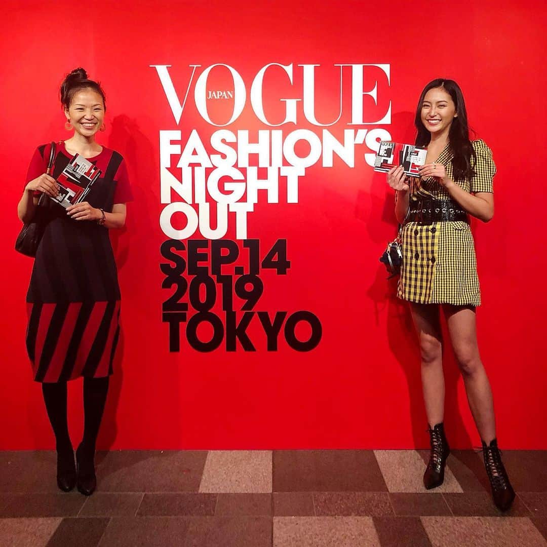 倉中るなさんのインスタグラム写真 - (倉中るなInstagram)「VOGUE FASHION'S NIGHT OUT 2019 TOKYO ・ 1年前のイベントのヴィジュアルを見て♥️ 私もVOGUEのイベントにいつか 関われるようになりたいと憧れていました✌︎ まさかたった半年で、そのデザインを手掛けた デザイナーさんとこんなにも近くで接する事ができる なんて想像もしてなかったです。 今夜は私にとって特別で、 ずっと忘れずに大事にしていきたい宝物です。 今後も宜しくお願いします  @sayumikishi  @voguejapan  @voguemagazine  #voguefashionnightout  #omotesandohills  #graphicdesign #fno」9月14日 21時14分 - runa_kuranaka