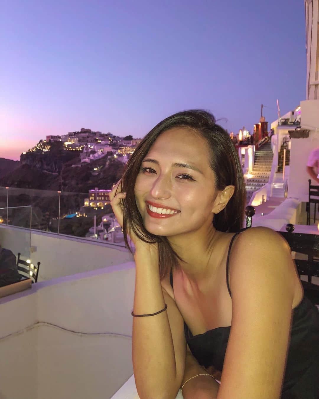山賀琴子さんのインスタグラム写真 - (山賀琴子Instagram)「街がピンク、紫に染まってた🔮 #世界中どこに行っても手首にヘアゴム #生活感 #santorini#greece#oia」9月14日 21時16分 - kotokoyamaga
