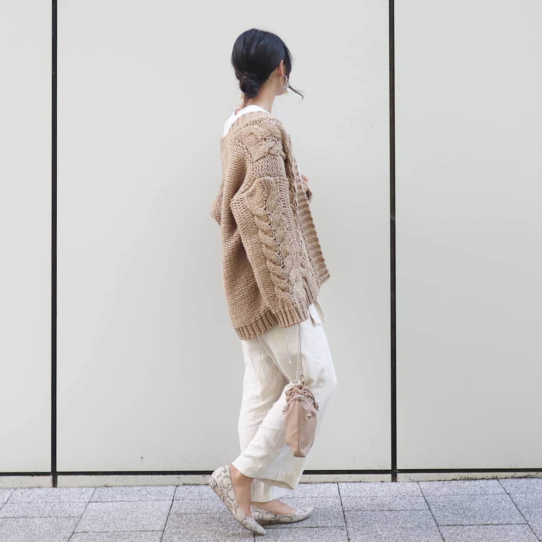 Eri Satoのインスタグラム：「beige×ivory×whiteコーデ · @titivatejp の #ケーブルデザインニットカーディガン · ざっくり感がかわいくて褒められる💕 · 今朝は結構肌寒くてびっくり👀 もう秋だなぁ · #ティティベイト#titivate  #titivatestyle#fashion#ootd#outfit#code#coordinate#style#ファッション#コーディネート#コーデ#プチプラ#プチプラコーデ#ママコーデ#シンプルコーデ#mamagirl#locari#ママファッション #partegram#読者モデル#ママモデル #l4like#カジュアル#お洒落さんと繋がりたい#カーディガン#ニット#秋服#秋ファッション」