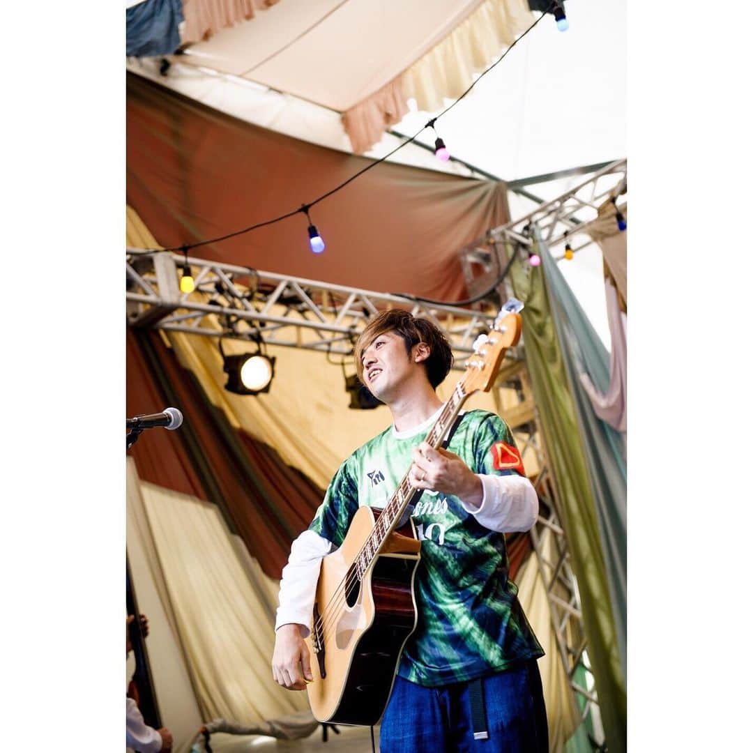 長島涼平のインスタグラム：「NewAcousticCamp2019 ありがとうございました！！ 初出場だったけど、こんなにフェスを楽しんだのいつ以来だろう。また絶対出たいっす。10周年おめでとうございます！！ the telephonesアコースティックセット、なんかハマりそう。 ©️NewAcousticCamp  #ニューアコ #thetelephones #川と誠治」