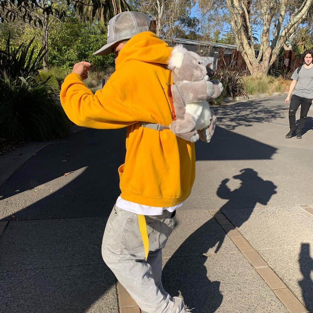 RUDE-αさんのインスタグラム写真 - (RUDE-αInstagram)「目的もなくオーストラリアに来たけど観光地に片っ端から行くわけでもなく起きたい時間に起きてそこら辺散歩して気になった店入ったり公園でボーっとしたりペンギン探しに行ったり、こうゆう地球の歩き方が1番好きだな俺は。あとビックリしたのは小学校からの友達がたまたま入ったラーメン屋で働いてたこと。地球は１つなんだな。Everything happens for a reason  #オーストラリアまで来て唯一の買い物コアラのバッグ  #4歳の頃から腰パンの男」9月14日 21時25分 - 5leep3alker