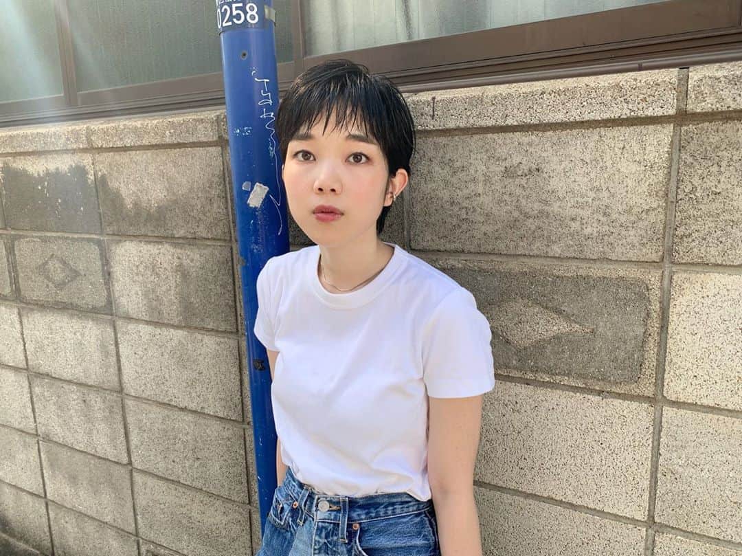 佐藤史果のインスタグラム：「白Tにデニムで程よくかっこ良い、 サラッと着こなせて、 様になる人になりたい。👖💫 #photosnap #artist #singer #shooting #streetsnap  #uniqlo @lise_____________  @uniqlo @__vebet__ #ootd #outfit #denimstyle #lise_stayhome」