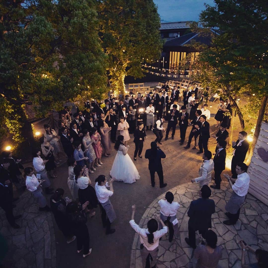 のインスタグラム：「. . . . . パーティーのフィナーレは最後まで楽しく盛り上げてお開きに🕺✨ . . . #ウェディングパーティー #ゴスペルシンガー . -----おすすめ情報----- 【9月22日(日)★人気No. 1フェア】 ガーデン×貸切邸宅×絶品試食×最新トレンド紹介 . 今回はなんと 無料試食に加え、 「何から始めればいいかわからない」 そんな二人に、経験豊富なスタッフが 海外のトレンドやサリィガーデンの 結婚式を実例でご紹介します！ . . きっと“ふたりらしさのヒント”が見つかるフェアです♩ . 詳しくはプロフィールのHPから!! ・。*・。*・。*・。*・。*・。*・ . . 🏠公式ホームページは @the_sally_garden のURLから💕 ☞http://sally-garden.jp/ . ． ・。*・。*・。*・。*・。*・。*・ サリィ"５大"おすすめPOINT👰♡ ・。*・。*・。*・。*・。*・。*・ （１）完全貸切ウエディング🏠💕 . 鮮やかな緑と光が包む。 別荘に友人や家族を招くようにリラックスできる空間 . ┈┈┈┈┈┈┈┈┈┈┈┈┈┈┈┈┈┈┈ （２）360度ゲストを囲むガーデン挙式🌿 . 憧れのガーデン挙式と 人気のラスティックウェディングが叶う . ┈┈┈┈┈┈┈┈┈┈┈┈┈┈┈┈┈┈┈ （３）ゲストの喜びが鍵になる👰🤵✨ . ふたりの想いやイメージを汲み取り、 おもてなしのプロとしてチームサリィが 一丸となり理想のウエディングを創り上げます。 . ┈┈┈┈┈┈┈┈┈┈┈┈┈┈┈┈┈┈┈ （４）笑顔が広がる美食🍽💕 . 幅広い年齢層から支持される美食 お箸で年配ゲストも食べやすい気配りも。 . ┈┈┈┈┈┈┈┈┈┈┈┈┈┈┈┈┈┈┈ （５）アクセス🚘🌟 . 最寄り駅から5分!! 国道50号線付近にあり各方面から訪れやすい。 . ・。*・。*・。*・。*・。*・。*・。*・。*・ #ザサリィガーデン #gardenwedding  #wedding #bridal #花嫁diy #結婚式diy #日本中のプレ花嫁さんと繋がりたい  #花嫁さんと繋がりたい #結婚式準備中  #花嫁準備 #卒花嫁レポ #オリジナルウェディング #ウエディングアイテム #ゼクシィ #marry花嫁 #ウェディングニュース  #ウェディングレポ #ハナレポ #栃木 #群馬 #プレ花嫁 #結婚式 #卒花しました #2019年夏婚 #2019年秋婚 #2019wedding」