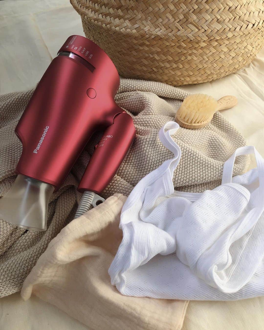 目見田早弥子のインスタグラム：「| 🌿 この度、Panasonic Beautyの社外美容部員に選んでいただき、９月〜11月までの３ヶ月間Panasonic Beautyの製品をPRさせていただくことになりました🌼 ⠀ 今回ご紹介するのはヘアードライヤー ナノケア⚐ ナノケアの特徴は、なんと言っても『ナノイー』。 ナノイーとは、空気中の水分を超微細化した 水分たっぷりのイオンのことで、 ナノイー&ダブルミネラルの効果なのか、 乾かすだけで髪がまとまって ツヤが出たような感じがするし、 髪のダメージも気にならなかったです👏🏻 乾かすだけで髪のケアができるのは 時短になるのですごく嬉しい！ 時短といえば..お風呂上がりの髪は濡れて 毛束がくっついてるから一定の風を当て続けて もなかなか乾かないですよね☁️ ナノケアは速乾ノズルで風に強弱をつけて 濡れた毛束をほぐしてくれるので 風が当たる面積が増えて速く乾くのです！ 髪を乾かすのって本当に時間がかかるし大変だから 正直あまり好きではなくて.. 乾かすのは1秒でも短い方がいいなと日々思っていて😂 これは本当に助かる！ そして１台のドライヤーで なんと５つのモードが搭載されていて、 毛先集中ケアモード、温冷リズムモード、 インテリジェント温風モード、スカルプモード、 スキンモードとあるのですが、 私が気になったのはスキンモード。 お風呂上がりの乾燥しやすい肌に ナノケアのスキンモードで風を当ててあげると、 ナノイーとミネラルマイナスイオンが 肌のうるおいを保って しっとりした肌にしてくれるんです🧖🏼‍♀️ ドライヤー１台で髪からお顔までケアできるので 時短になり忙しい現代女性にぴったりだと思います◯ 髪をセットする時にはノズルがあると使いやすいです！ 詳しくはPanasonic Beautyのhpをご覧ください♡ #パナソニックビューティ#パナソニックビューティ美容部#美容家電#PR#パナソニックビューティ社外美容部#ヘアードライヤーナノケア @panasonic_beauty」