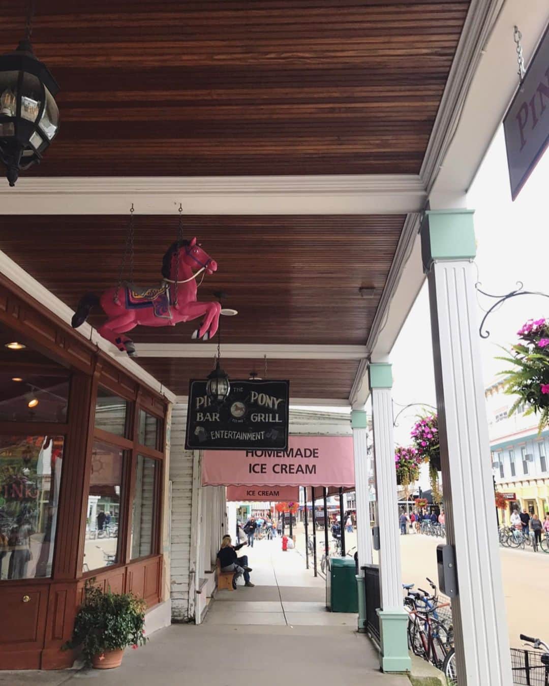 ティファニー春香さんのインスタグラム写真 - (ティファニー春香Instagram)「Mackinac Island🐴🍭💗 どの道歩いても可愛らしくて散策するのが楽しかった❤︎ ファッジなどのスイーツのお店がたくさんあったな☺︎🍫 #mackinacisland #mackinak #michigan」9月14日 21時38分 - tiffanyharuka