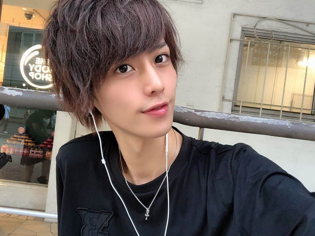 北村エレンのインスタグラム：「結局誕生日迎えましたグラムをしてなかった  24歳になりました 190cmの高校教師です もう一般人ですが推してください  拡散して祝って頂けると絶叫します」