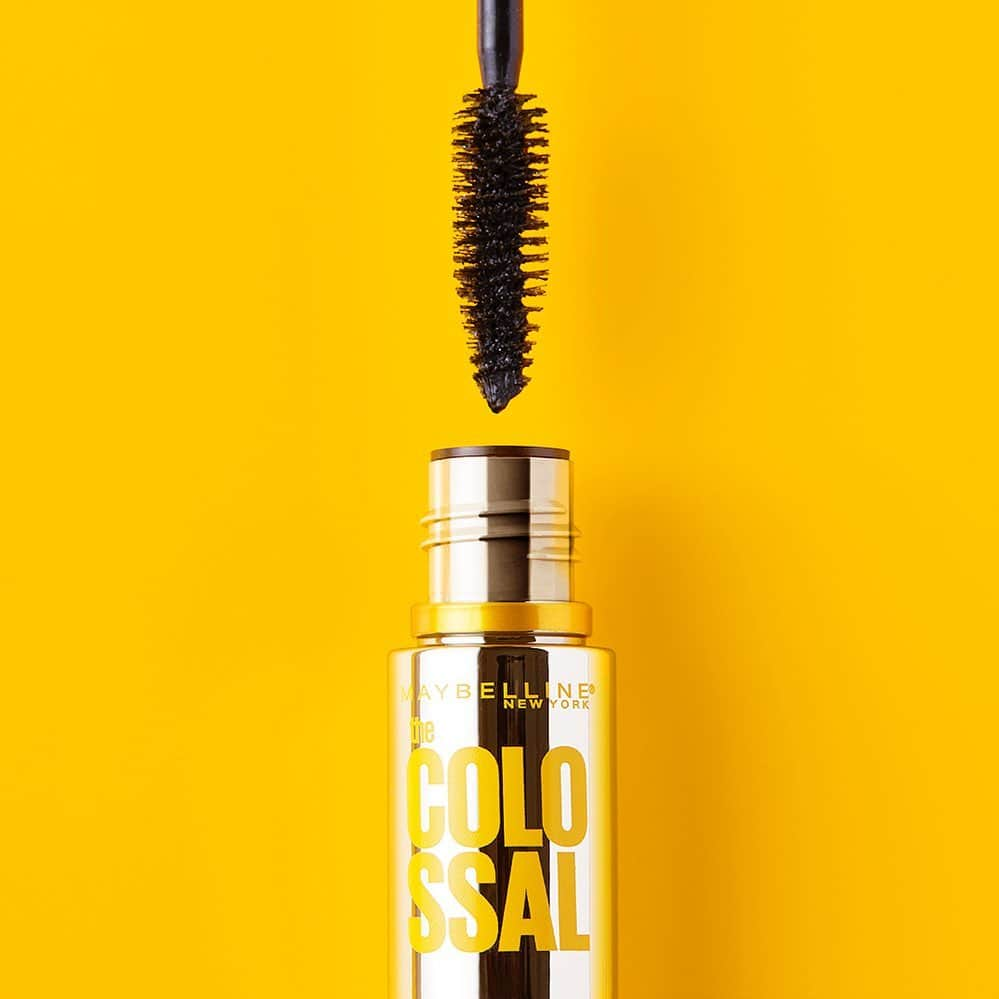 Maybelline New Yorkさんのインスタグラム写真 - (Maybelline New YorkInstagram)「Not your basic black mascara... 👀 The #colossalmascara in ‘pitch black’ gives lashes a subtle sparkle and instant, clump-free volume in one coat. Available now @walmart. Leave a 💛 below if you’ve tried it!」9月14日 21時45分 - maybelline