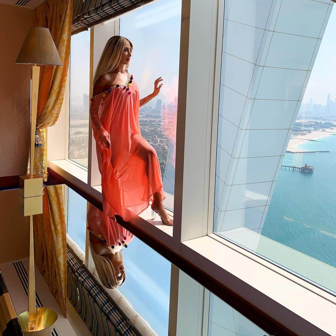 ジョエル・マーディニアンさんのインスタグラム写真 - (ジョエル・マーディニアンInstagram)「A view that changes every sunrise and every sunset @sofiadcollection @burjalarab #view #roomwithaview #love #blessed #mydubai」9月14日 21時46分 - joellemardinian