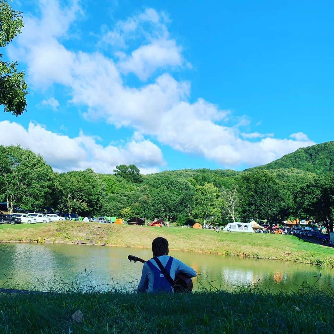 武井優心のインスタグラム：「初めてのニューアコースティックキャンプ⛺️とても素敵なところで感動しました。ビッグフィッシュに出てくるスペクターみたいな、小さな街のような美しい空間でした。また出たい、、。ありがとうございました！ #newacousticcamp」