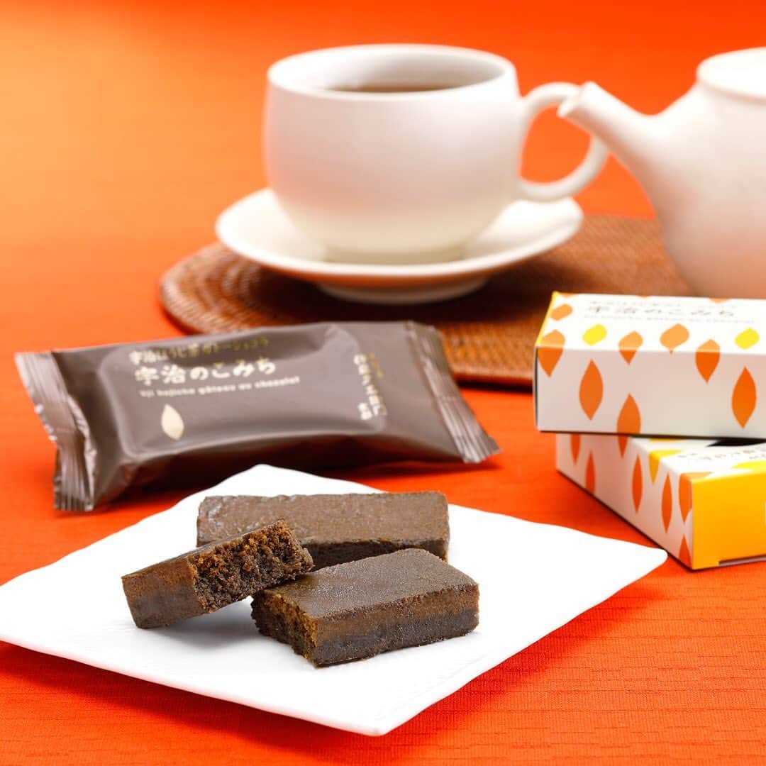 のインスタグラム：「*** ほうじ茶ガトーショコラを より一層楽しむコツ。  ひとつは常温で、 ひとつは冷やして、 お召し上がりください。  濃厚な口溶けはそのままに。 冷やせば、なめらかさが際立った味わいに。  宇治ほうじ茶ガトーショコラ、 実店舗とオンラインショップにて 販売しております。  #伊藤久右衛門#京都#宇治#祇園#京都カフェ#祇園カフェ#京都グルメ#宇治グルメ#抹茶#抹茶スイーツ#抹茶好き#ほうじ茶#ほうじ茶スイーツ#抹茶パフェ#ほうじ茶パフェ#スイーツ部#パフェ部 #パフェ巡り#スイーツ男子#ガトーショコラ#ほうじ茶フェア#itohkyuemon#kyoto#gion#matchalover#matchaholic#hojicha#宇治のこみち」
