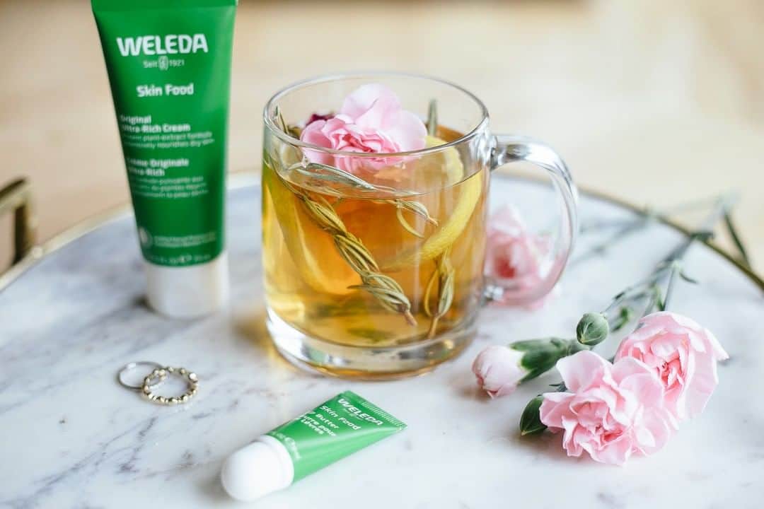 Weledaのインスタグラム：「Day 12: Kick-off your day with a wellness morning!🌞 Make yourself a warm cup of water with some lemon to start your day to detoxify, boost hydration, and maintain your body’s pH balance. Leave a 🍋 if you already do this everyday! #WeledaSkin」