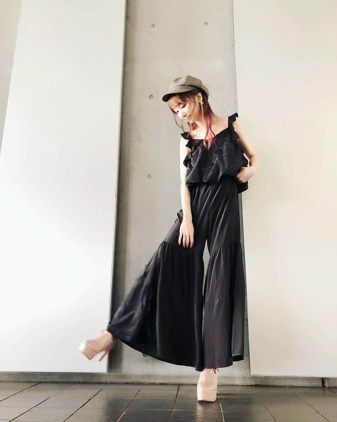 柏木由紀さんのインスタグラム写真 - (柏木由紀Instagram)「. 急に朝晩涼しくなってきて だんだん夏の服が着れなくなるさみしさ。 秋服かわいいけど難しい🍁 いっそのこと冬になって、ニットを着たいです🧶 そしてこの服、まりこさまに7年くらい前に いただいて愛用してる服なのです🥺 . #snidel #ca4la」9月14日 22時00分 - yukikashiwagi_official