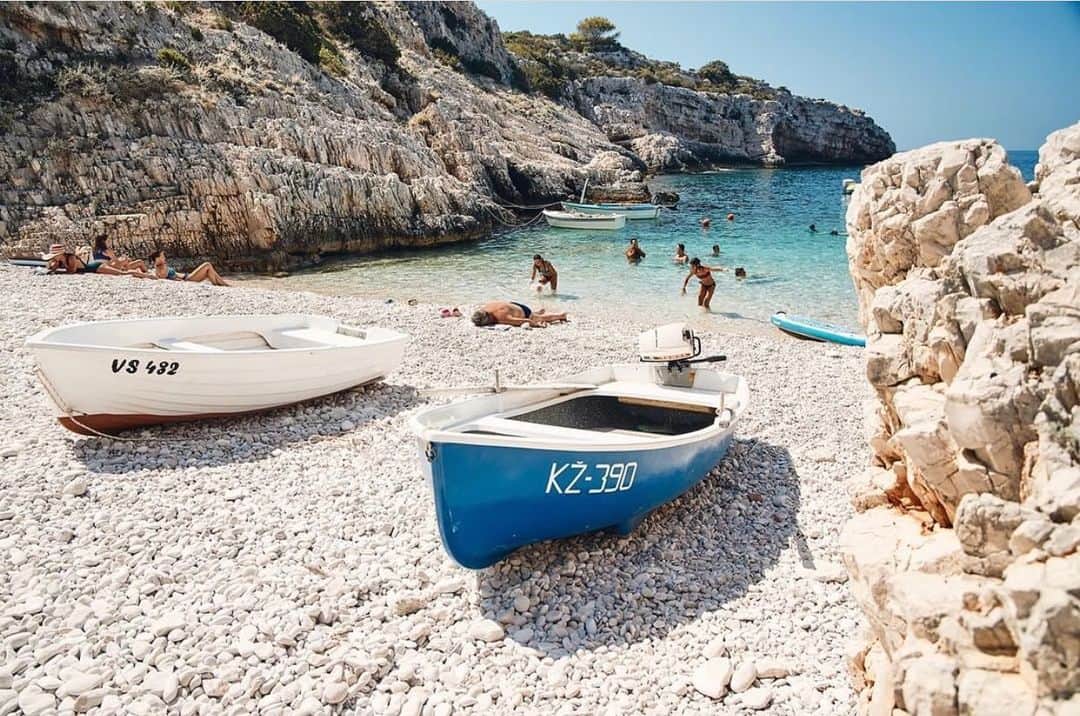 TRIANGL SWIMWEARさんのインスタグラム写真 - (TRIANGL SWIMWEARInstagram)「Pebble Perfection in Vis, Croatia 🇭🇷 Via @aquabumps #SummerNeverEnds #Croatia」9月14日 22時08分 - triangl