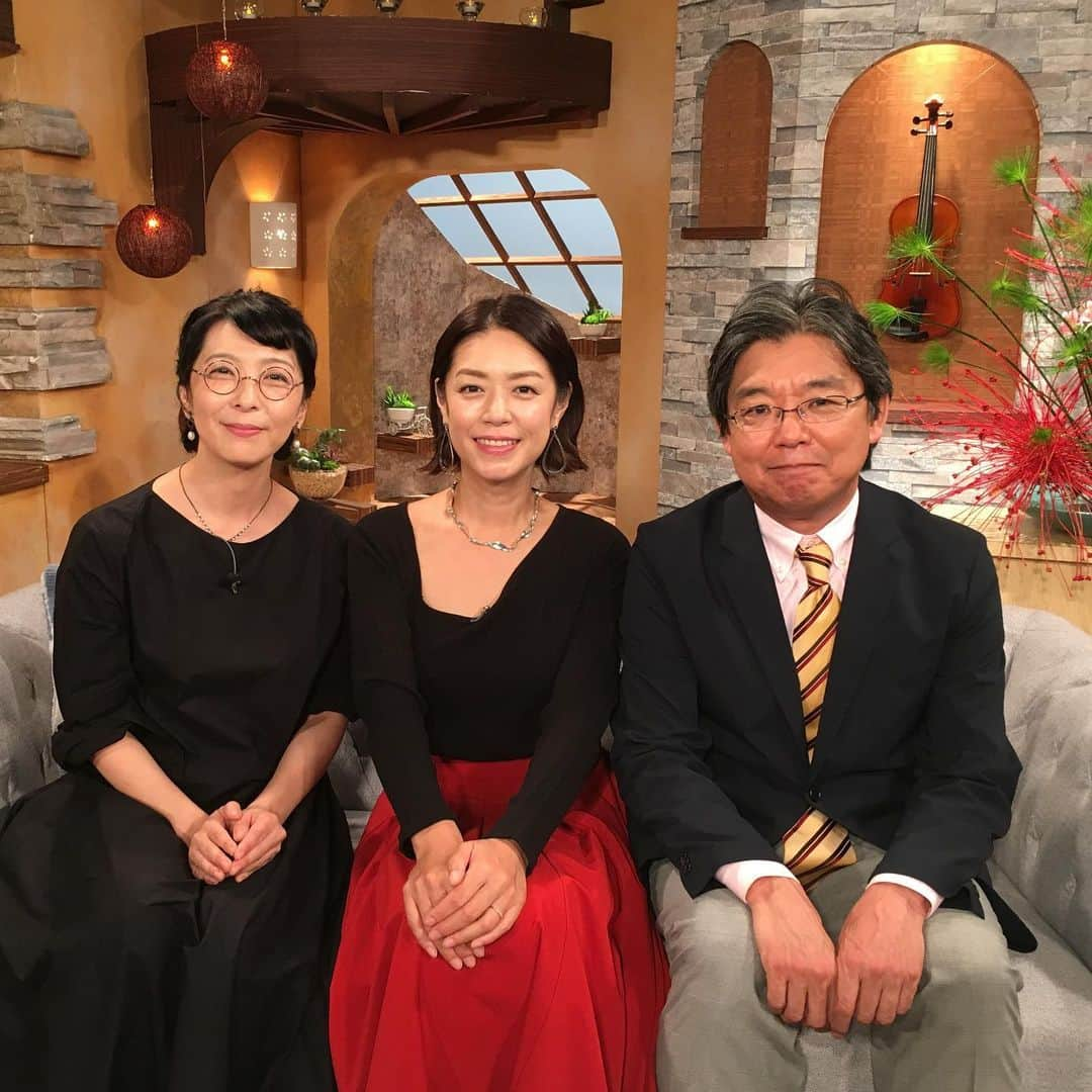 加藤紀子さんのインスタグラム写真 - (加藤紀子Instagram)「明日日曜朝6時〜 NHK Eテレ『NHK短歌』にお邪魔します！ 故郷、三重県鈴鹿を想って歌を詠むなんてなんだか恥ずかしかったのですが、司会の有森也実さん、先生の大辻隆弘さんのおかげで、とても楽しい収録となりました！  さらに、力づけてくれたのはステキな Tops@quinoa_boutique Skirt&Shoes@randa_pic Silverneckless @lemme_tokyo Piasu＠gas_bijoux_japan のお洋服とアクセサリー🥰  お家のクローゼットにあればテンション上がるー！！なラインナップでした。  お時間合う方ぜひお付き合いくださいませ！  #照明さんも三重の方で嬉しい繋がり頂きました！」9月14日 22時11分 - katonoriko