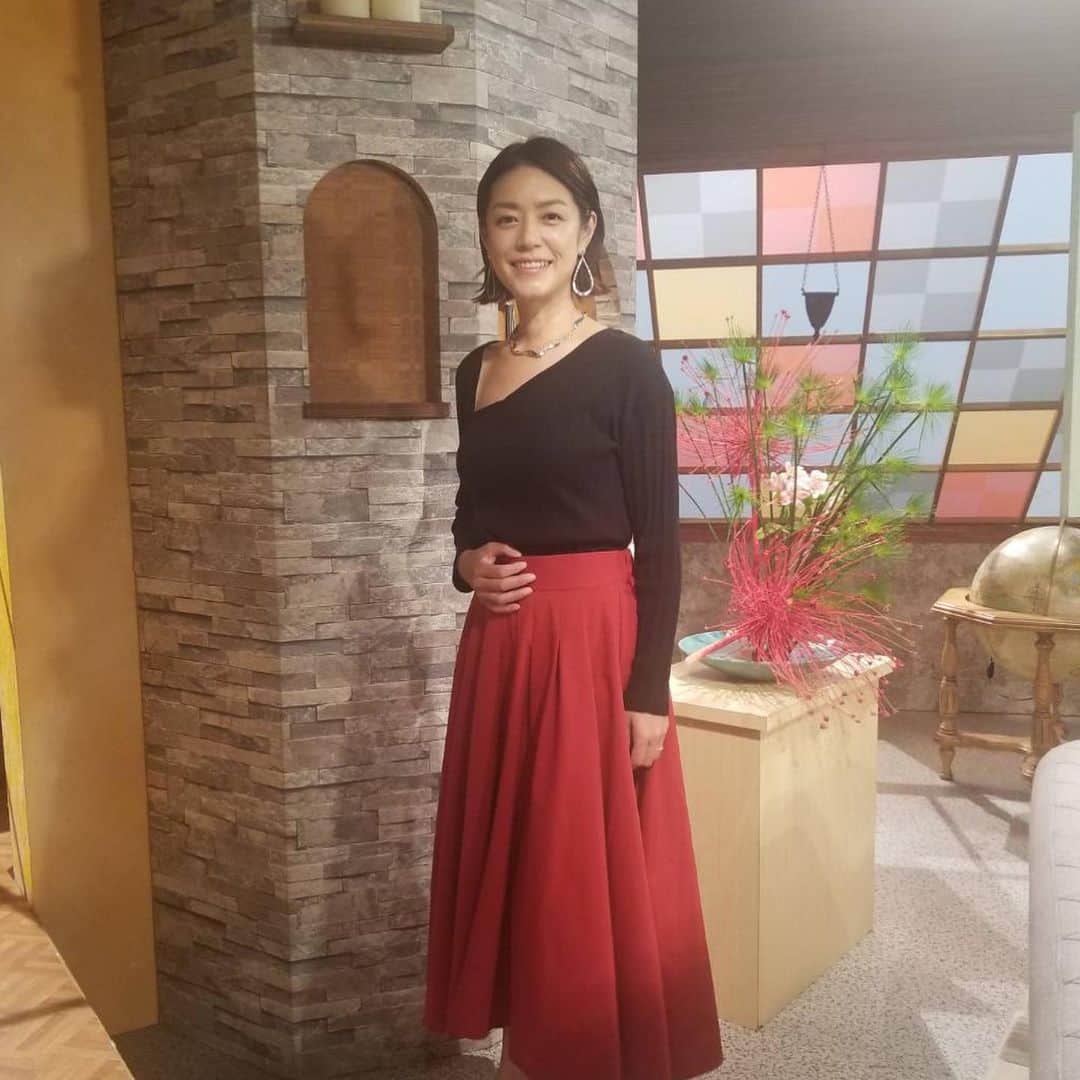 加藤紀子のインスタグラム：「明日日曜朝6時〜 NHK Eテレ『NHK短歌』にお邪魔します！ 故郷、三重県鈴鹿を想って歌を詠むなんてなんだか恥ずかしかったのですが、司会の有森也実さん、先生の大辻隆弘さんのおかげで、とても楽しい収録となりました！  さらに、力づけてくれたのはステキな Tops@quinoa_boutique Skirt&Shoes@randa_pic Silverneckless @lemme_tokyo Piasu＠gas_bijoux_japan のお洋服とアクセサリー🥰  お家のクローゼットにあればテンション上がるー！！なラインナップでした。  お時間合う方ぜひお付き合いくださいませ！  #照明さんも三重の方で嬉しい繋がり頂きました！」
