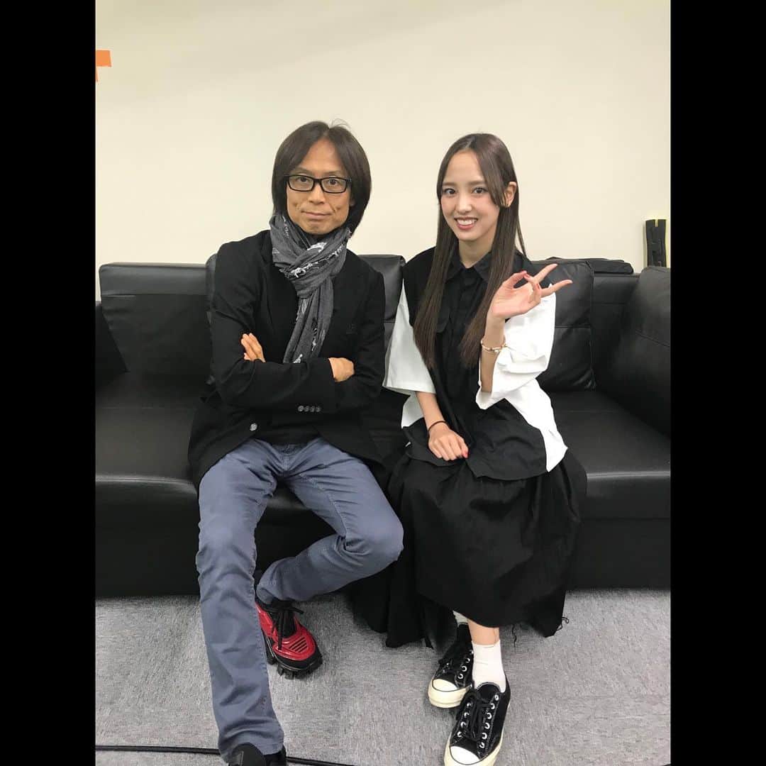 飯窪春菜のインスタグラム：「🌅☕️👩‍👩‍👧‍👧 ・ ・ モーニング娘。結成22周年の今日、プロデューサーのつんく♂さんにお会いすることができました☺️✨ すっごく久しぶりでした！ ・ ツーショットを数枚撮った後、つんく♂さんの写真確認をお願いしたら、ご自身じゃなく私の顔をアップにして見て、これがええんちゃう？と…！ どこまでも優しい方だと思いました😢🌸 嬉しい日になりました🥰💓 ・ ・ ・ #モーニング娘 。 #結成22周年  #morningmusume  #プロデューサー  #つんく♂さん  #はるなの毎日  #飯窪ってる」
