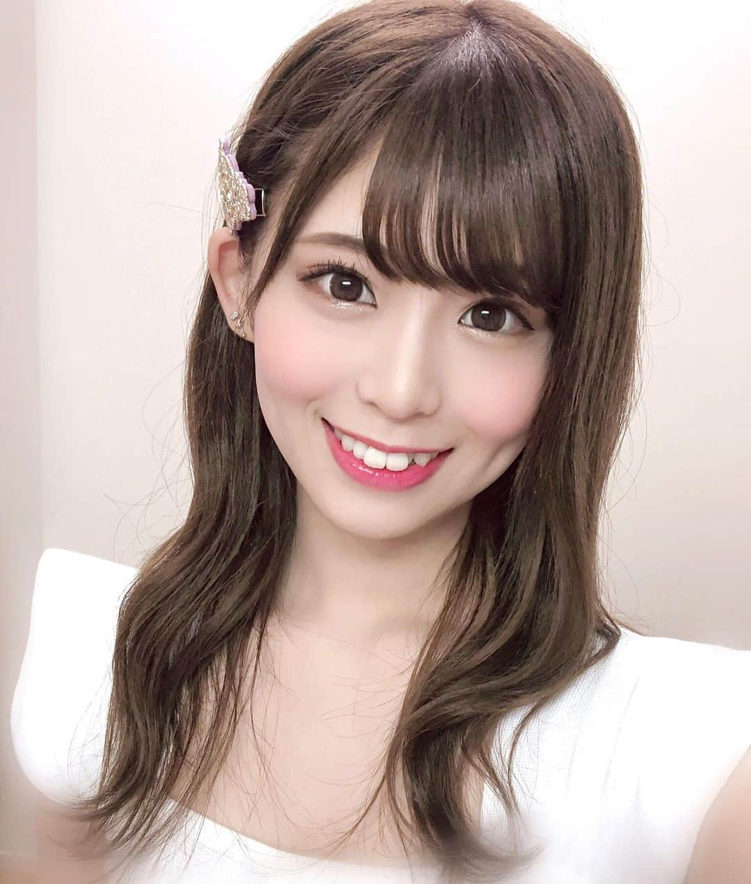 岡田美紅のインスタグラム：「カラーのメンテナンスを してきました😊✨ 落ち着いた優しい色だけど 明るめで､お気に入り😘💕 カラーリストの 竹内 啓太さん(#takeuchi_keita_chris) に担当して頂きました(*´ω`pq゛✨✨ ありがとうございました✩.*˚ 是非､またお願いしたいです···🥳 #アッシュ #trico #心斎橋店」