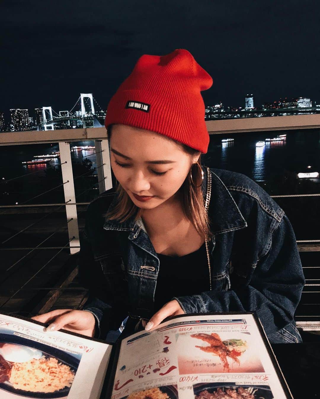 のインスタグラム：「. あれ？みんなタイ投稿飽きちゃった？😂（笑） . 昨日の写真載せとくね😘💕（笑） 昨日はシーサイドでディナー🍽🥂 後ろにあるの #レインボーブリッジ だよ！！🥺🌈 まじ綺麗すぎたぁ😳 今度は屋形船(?)にも乗りたい🥰 . てか2枚目の前歯の主張 どうにかして？🦷（笑） . #夜景 #シーサイドレストラン #シーサイド #お台場」