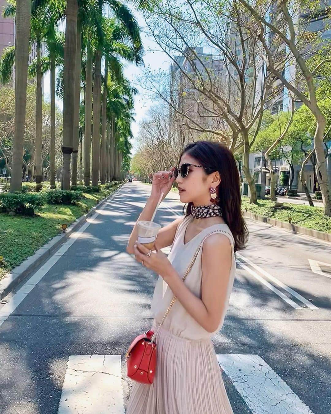 のインスタグラム：「カフェラテ飲みながらお散歩(ت)♪ ＊ 3連休か〜🤔💓 ＊ dress... @gallerie_com bag... @zara scarf... @titivatejp sunglasses... @a.d.s.r._official ＊ ＊ #台湾 #お散歩 #サングラス #ワンピース #カフェラテ #旅行 #女子旅 #タビジョ #trip #tabijyo #tabimuse #traveler #instagood #marika_trip」