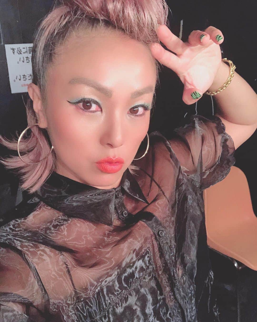 Nazukiのインスタグラム：「本番用のヘアメイクは気分を上げさせてくれる💕✨💕✨ 昔からダンス本番の勝負の時は必ずビシッとオデコをあげる✌🏻 気合いが入る🔥🔥 #hairmake #makeup #hairset  #dance #dancer #stage #本番 #勝負」