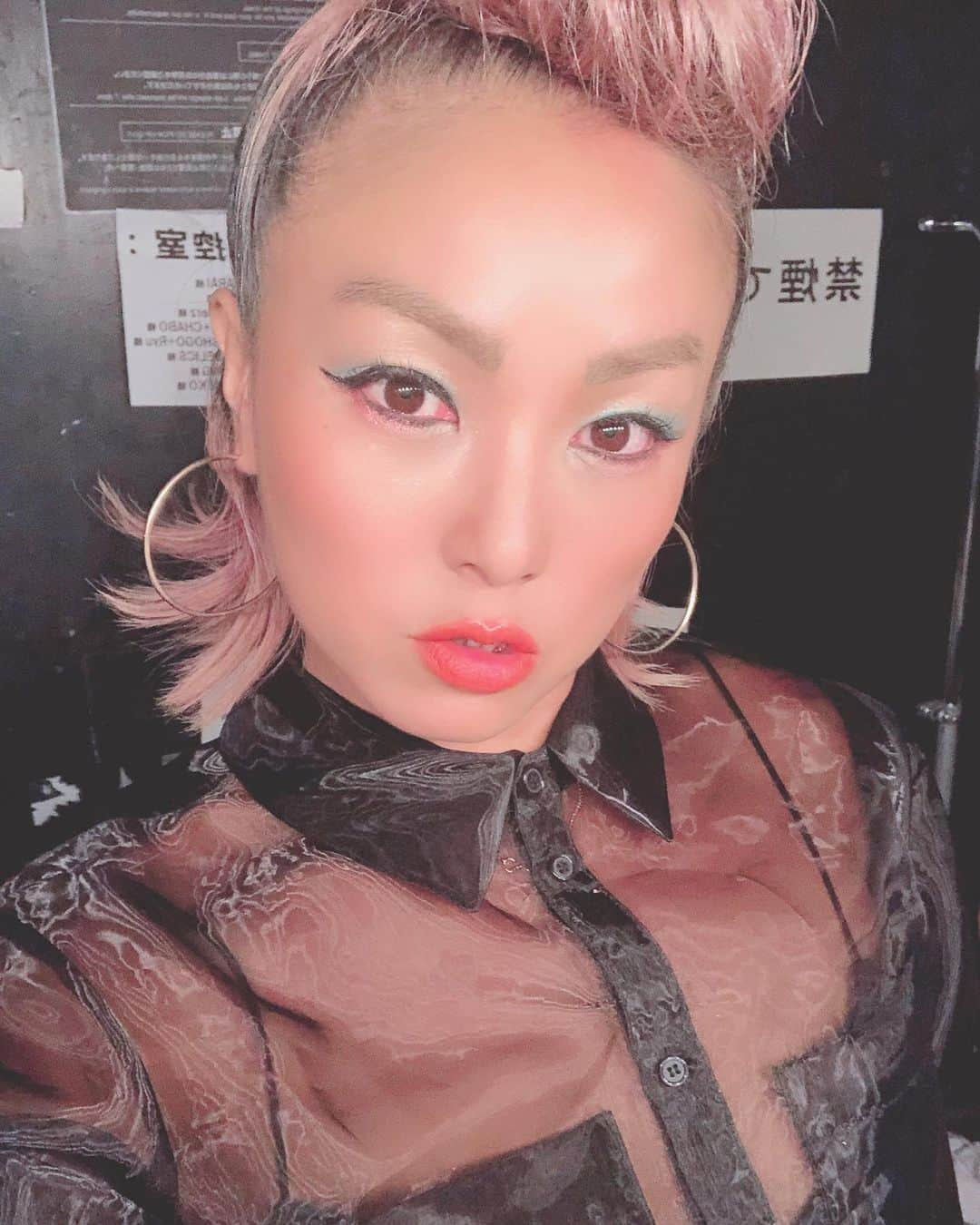 Nazukiさんのインスタグラム写真 - (NazukiInstagram)「本番用のヘアメイクは気分を上げさせてくれる💕✨💕✨ 昔からダンス本番の勝負の時は必ずビシッとオデコをあげる✌🏻 気合いが入る🔥🔥 #hairmake #makeup #hairset  #dance #dancer #stage #本番 #勝負」9月14日 22時24分 - nazuki_08