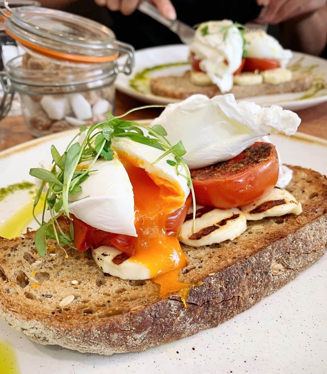 Eat With Steph & Coのインスタグラム：「Sunday brunch ideas 💭 @murielskitchen #eggporn love halloumi!! Light breakfast with pestoooo  glaze. 🍳🍞🧀🥚 #southkensington #toplondonrestaurants 📷: @mchan4b」