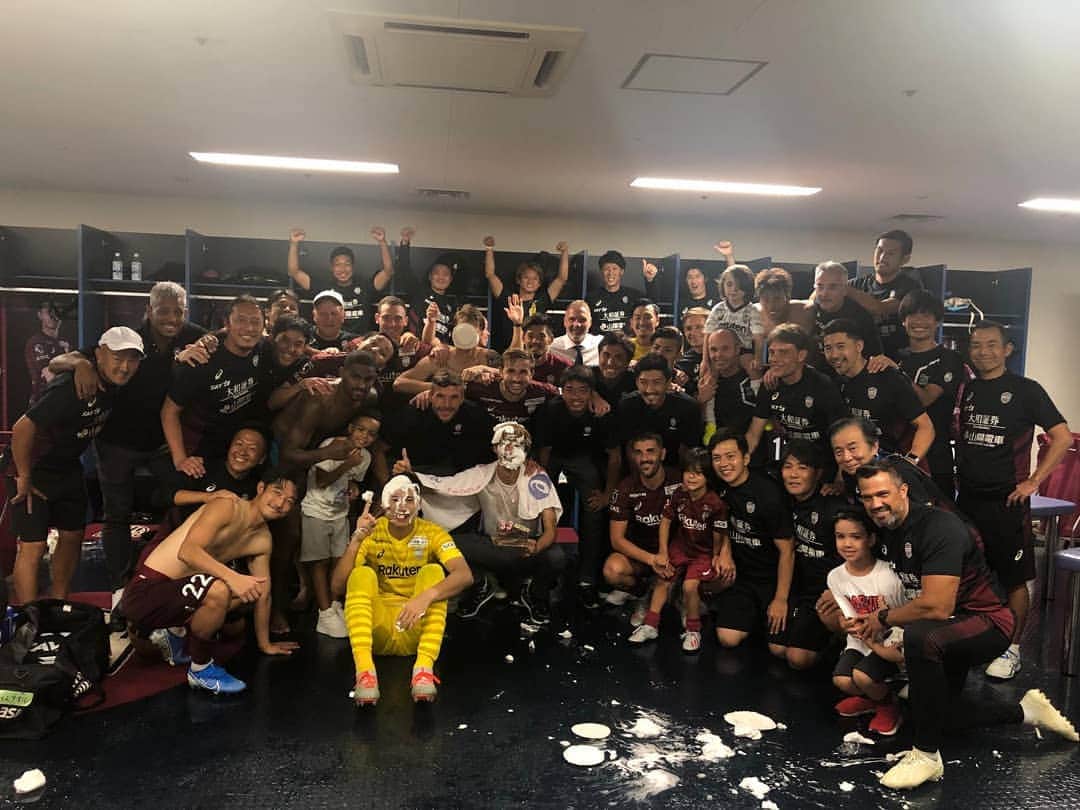 のインスタグラム：「今年の誕生日は試合日…  ナイス勝利！最高の誕生日です。  みなさん手荒くお祝いありがとうございます♪  #雰囲気も最高 #こんな日こそ #試合に出て点取らなあかんな #まだまだ頑張ります #wataru32」