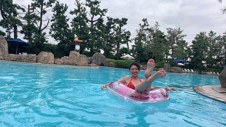 日下裕江さんのインスタグラム写真 - (日下裕江Instagram)「Hilton Tokyo bay pool  まさかの天気に 立ち向かい 試練を乗り越えて来ました  意外と入ってると慣れて来て、動いてると温まるから 楽しかった♪  慣れるまで 始めは笑いが止まらなかった。  冷たすぎて🤣  #hiltontokyobay #hiltontokyobaypool #hiltonpool #pool #プール #hilton東京ベイ」9月14日 22時30分 - hiroe___h