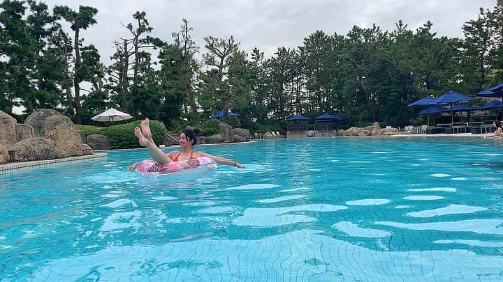 のインスタグラム：「Hilton Tokyo bay pool  まさかの天気に 立ち向かい 試練を乗り越えて来ました  意外と入ってると慣れて来て、動いてると温まるから 楽しかった♪  慣れるまで 始めは笑いが止まらなかった。  冷たすぎて🤣  #hiltontokyobay #hiltontokyobaypool #hiltonpool #pool #プール #hilton東京ベイ」